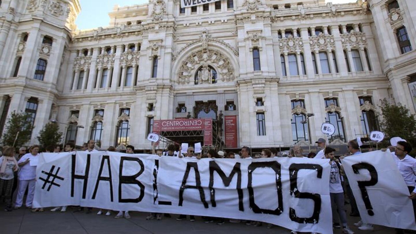 Vista de los participantes en la manifestaci&oacute;n convocada por la plataforma 'Hablamos?'