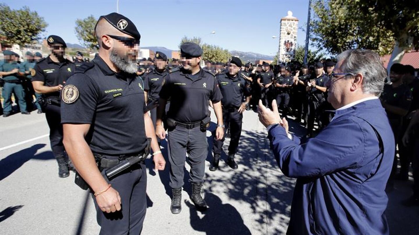 Zoido agradece al guardia civil que ayud&oacute; a un padre con su hijo