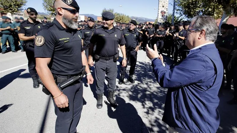 Zoido agradece al guardia civil que ayudó a un padre con su hijo