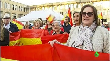 Centenares de vecinos de Logroño muestran su apoyo a la Guardia Civil