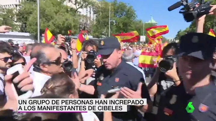 Un grupo de radicales de extrema derecha increpan a los manifestantes blancos por el diálogo en Madrid