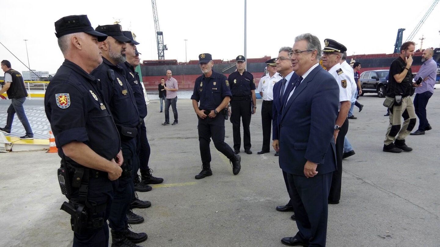Fotograf&iacute;a facilitada por el Ministerio del Interior del titular, Juan Ignacio Zoido, durante su visita a Barcelona 