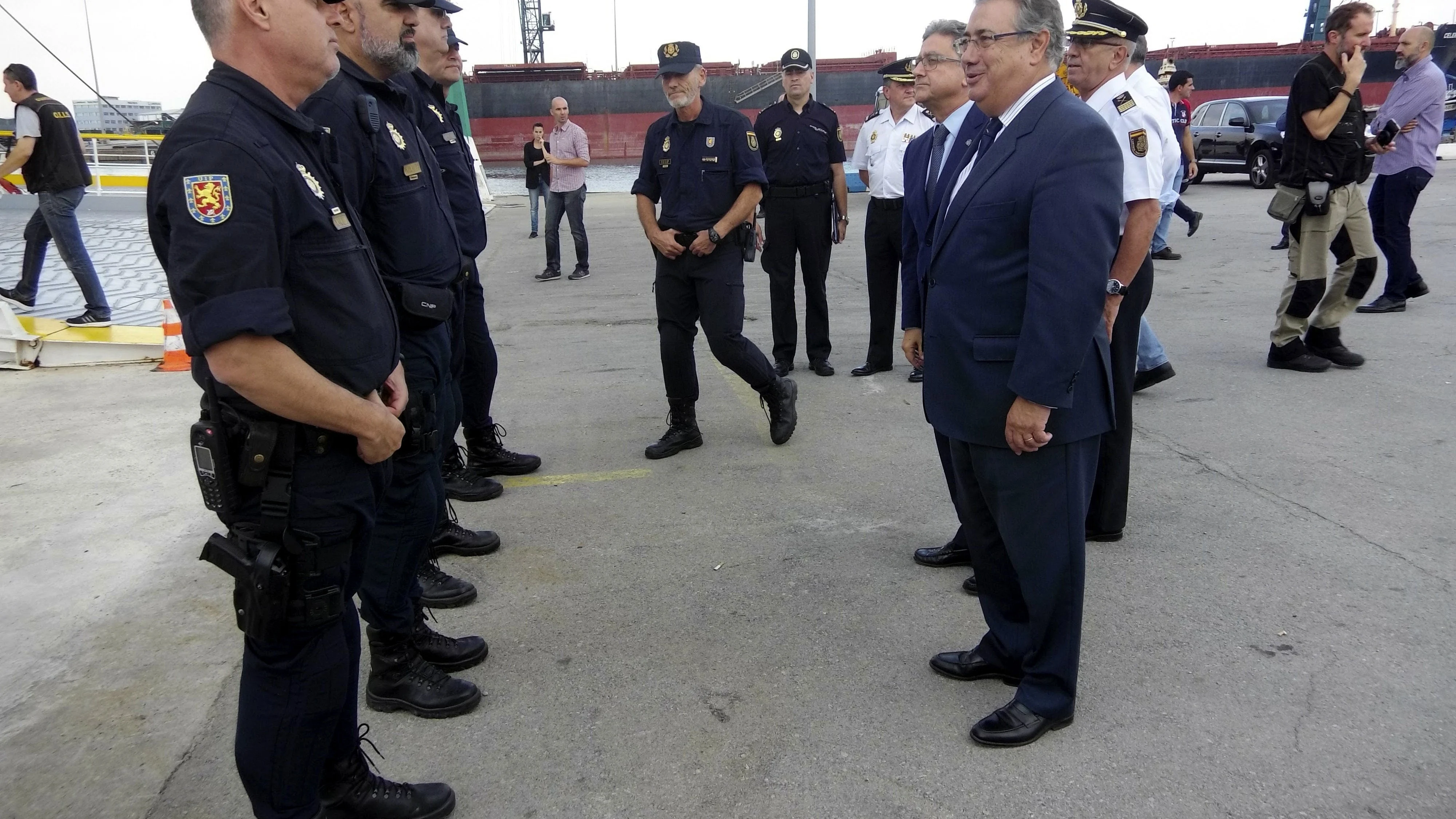 Fotografía facilitada por el Ministerio del Interior del titular, Juan Ignacio Zoido, durante su visita a Barcelona 