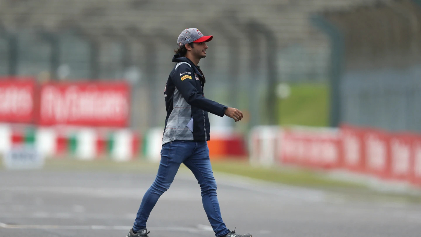Carlos Sainz camina por Suzuka Carlos Sainz camina por Suzuka