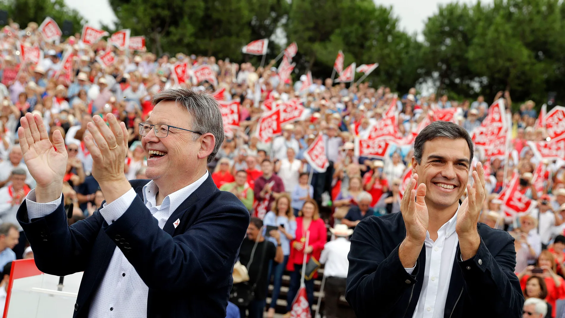 El secretario general del PSOE, Pedro Sánchez, y el del PSPV, Ximo Puig, saludan a los militantes