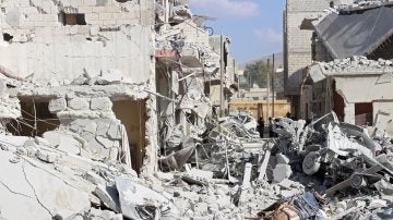 Vista de los daños causados por un bombardeo en la ciudad de Armanaz, un área rural del la provincia de Idlib (Archivo)