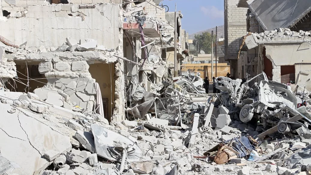 Vista de los daños causados por un bombardeo en la ciudad de Armanaz, un área rural del la provincia de Idlib (Archivo)