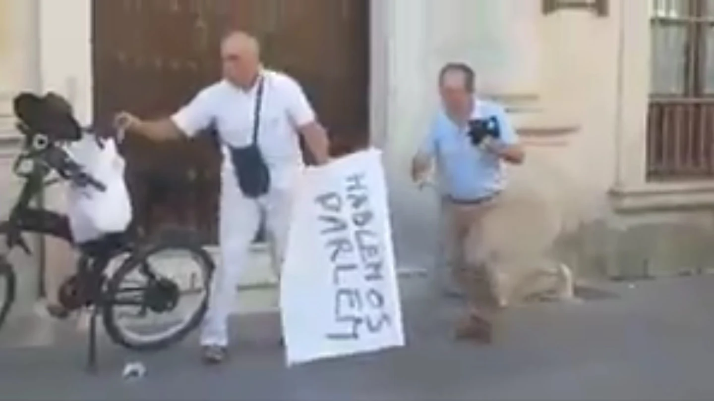 Un ciudadano con un cartel por el diálogo en Sanlúcar Un ciudadano con un cartel por el diálogo en Sanlúcar