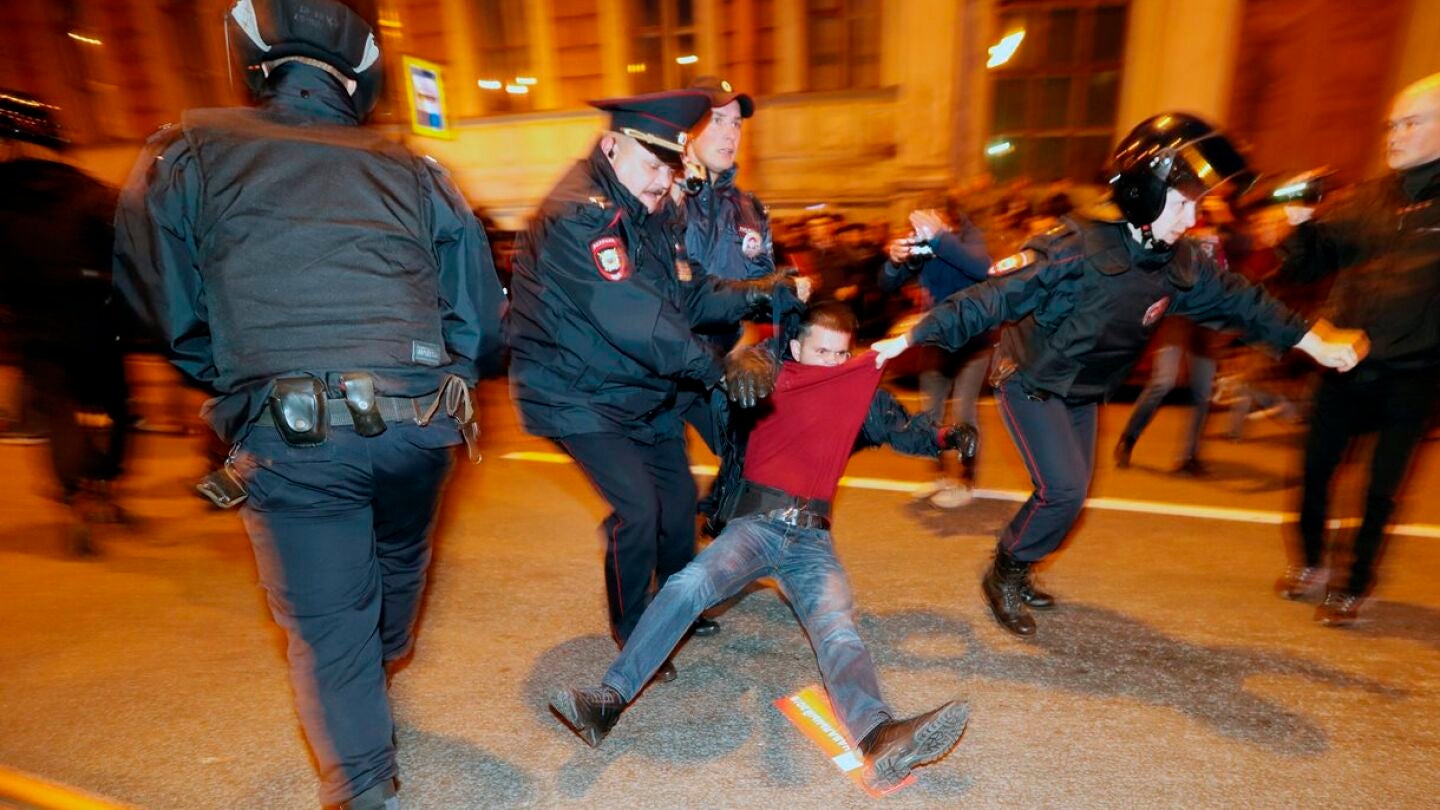 Imagen de la detenci&oacute;n de un opositor en San Petersburgo