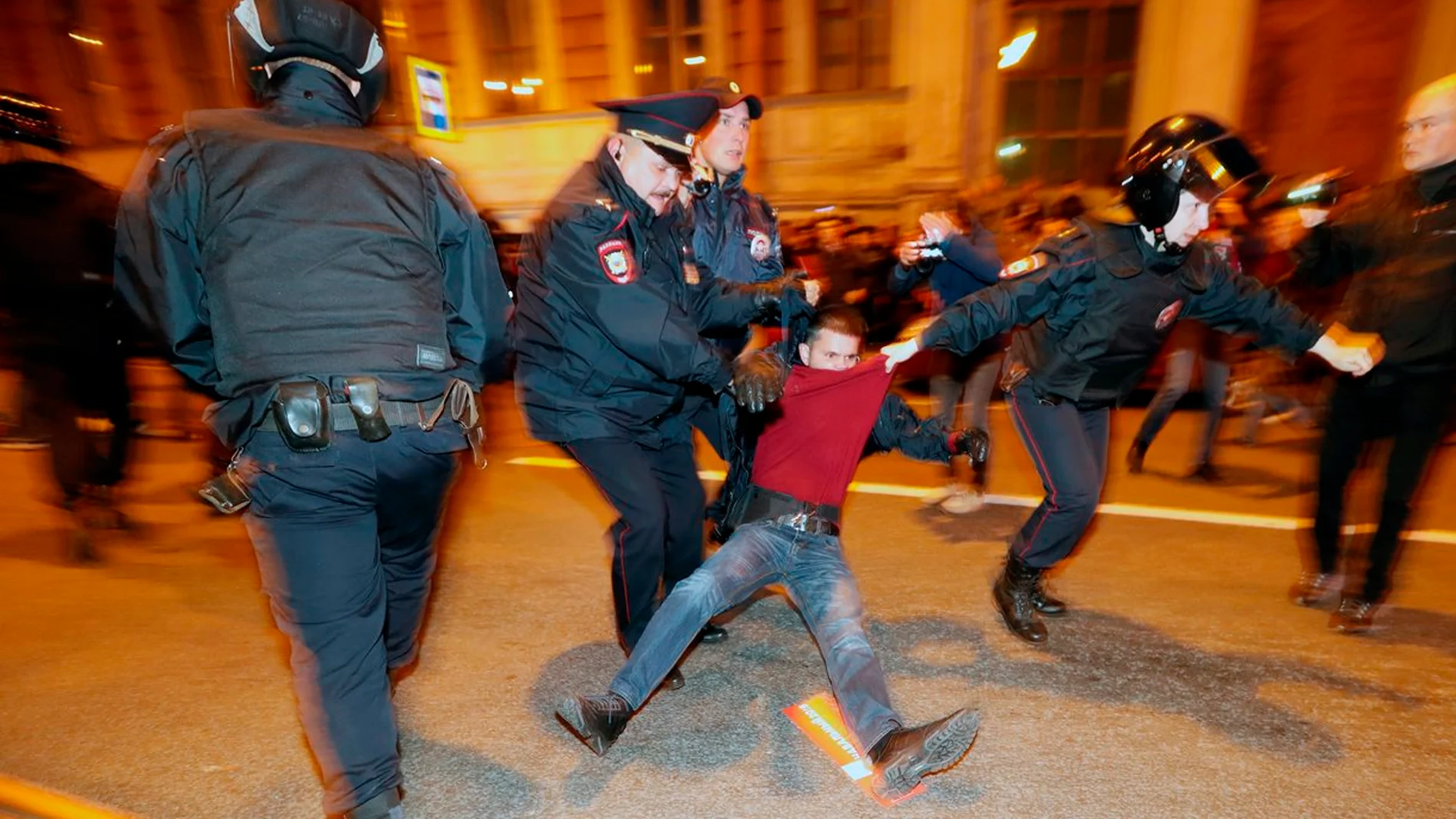Imagen de la detención de un opositor en San Petersburgo