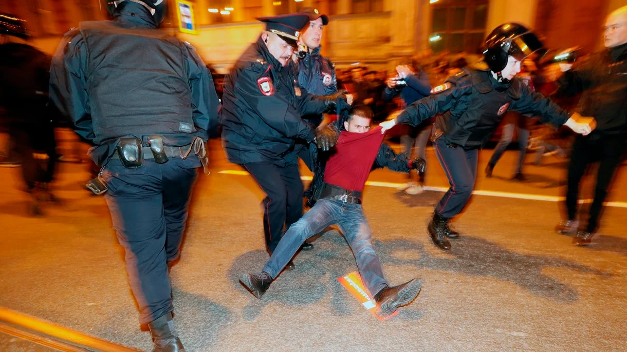 Imagen de la detención de un opositor en San Petersburgo