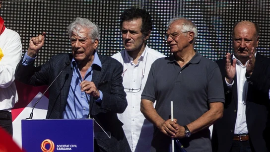 Vargas Llosa y Josep Borrell durante los discursos en Barcelona Vargas Llosa y Josep Borrell durante los discursos en Barcelona