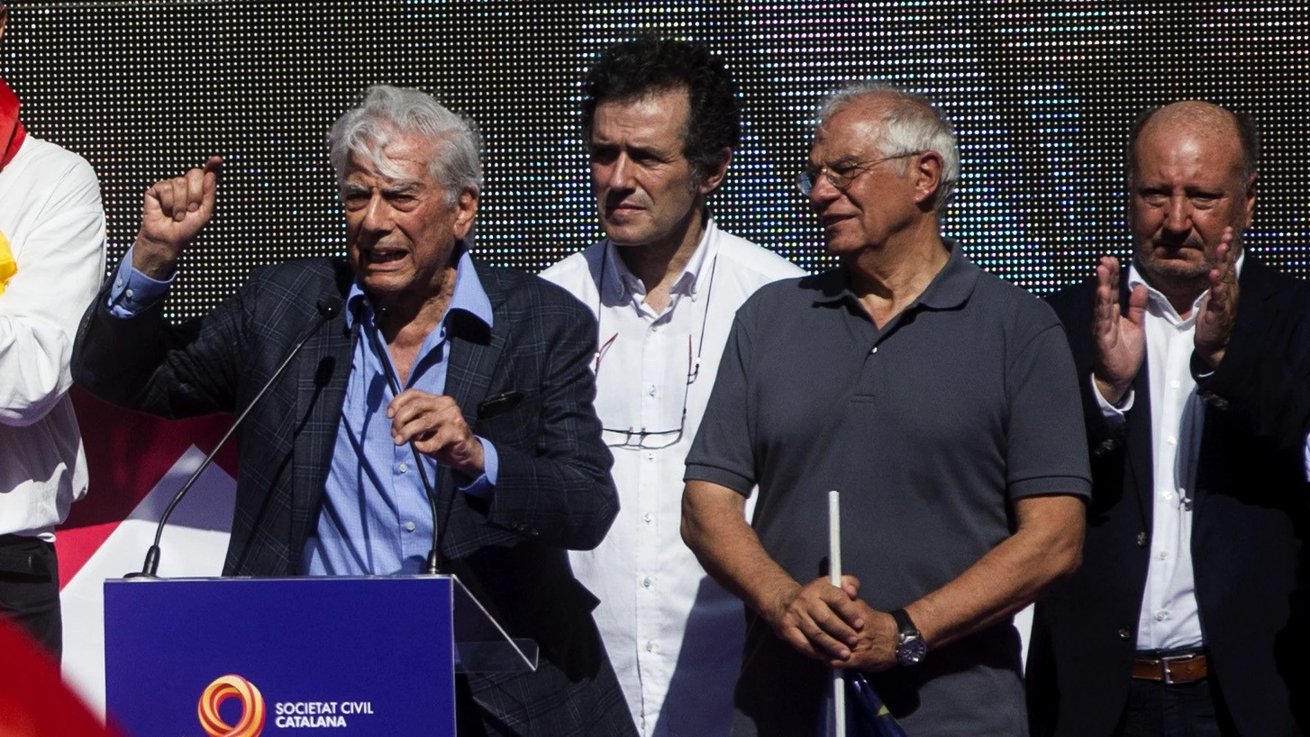 Vargas Llosa y Josep Borrell durante los discursos en Barcelona
