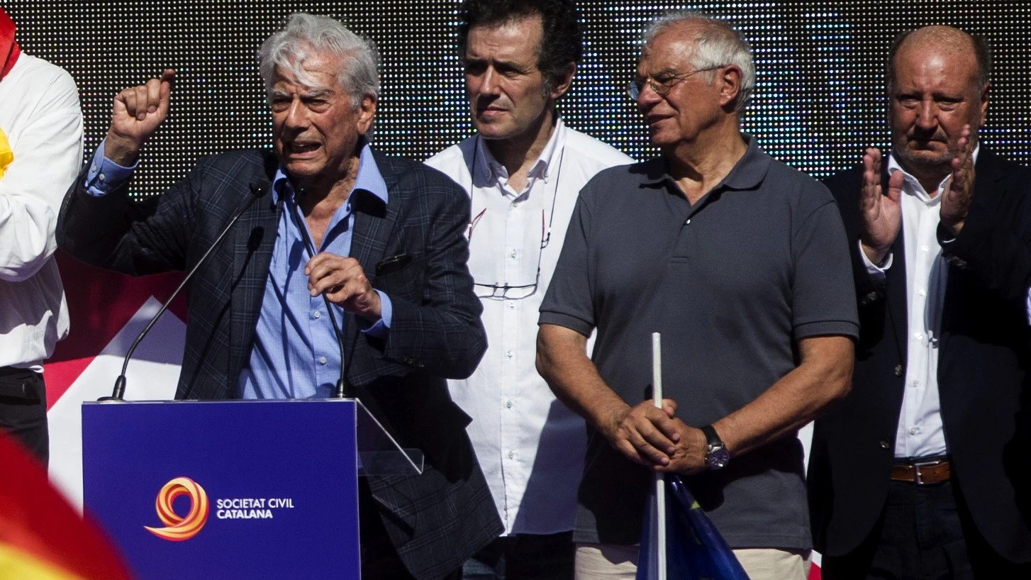 Vargas Llosa y Josep Borrell durante los discursos en Barcelona