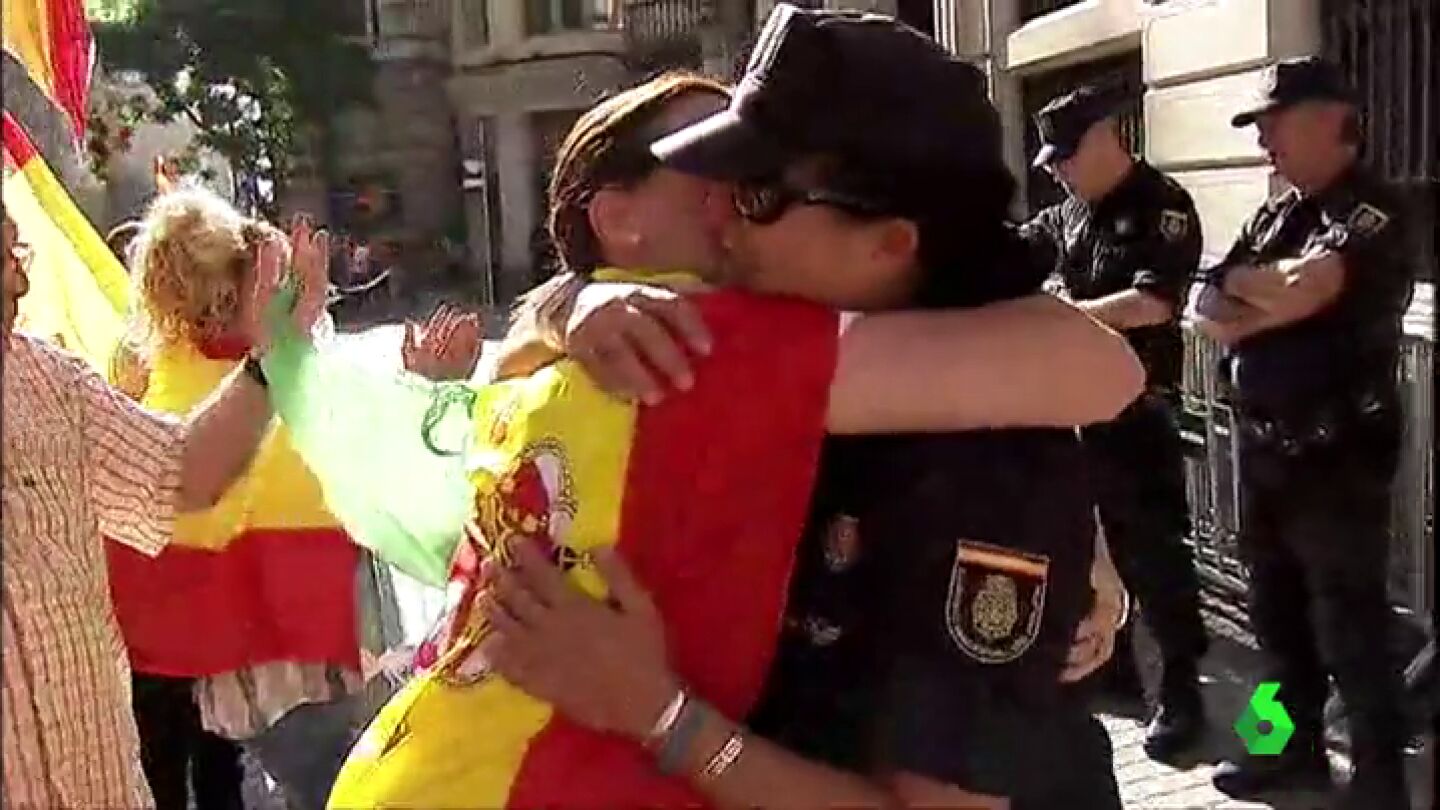 Una joven da un abrazo a una agente de Polic&iacute;a en Barcelona