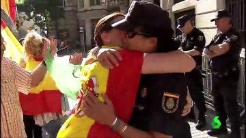 Una joven da un abrazo a una agente de Policía en Barcelona