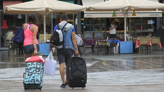 Varios turistas en la zona de La Barceloneta (Archivo) Varios turistas en la zona de La Barceloneta (Archivo)