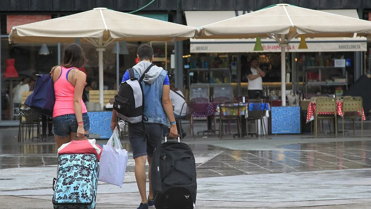 Varios turistas en la zona de La Barceloneta (Archivo)