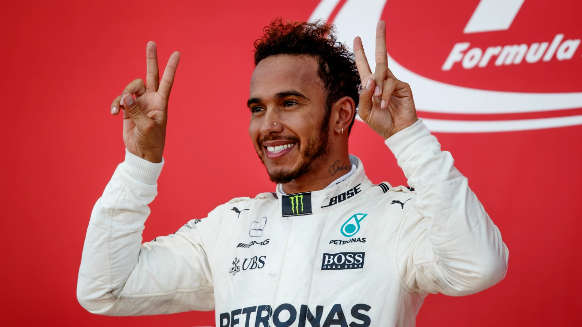 Hamilton hace el gesto de la victoria con ambas manos