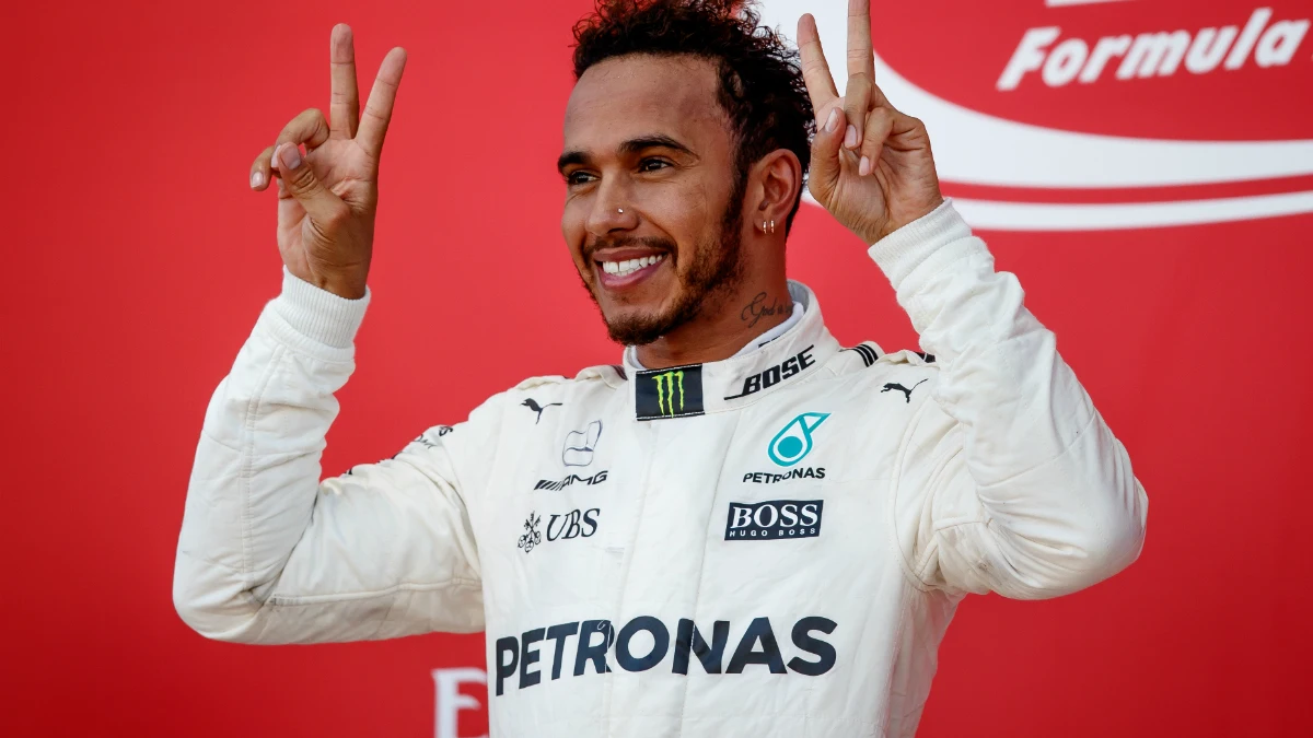 Hamilton hace el gesto de la victoria con ambas manos