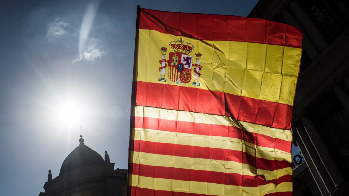 Una bandera de Espa&ntilde;a y otra de Catalu&ntilde;a