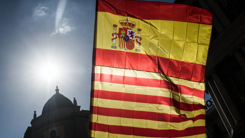 Una bandera de España y otra de Cataluña