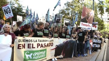 Cientos de personas se han concentrado a las puertas de la plaza de toros de Zaragoza