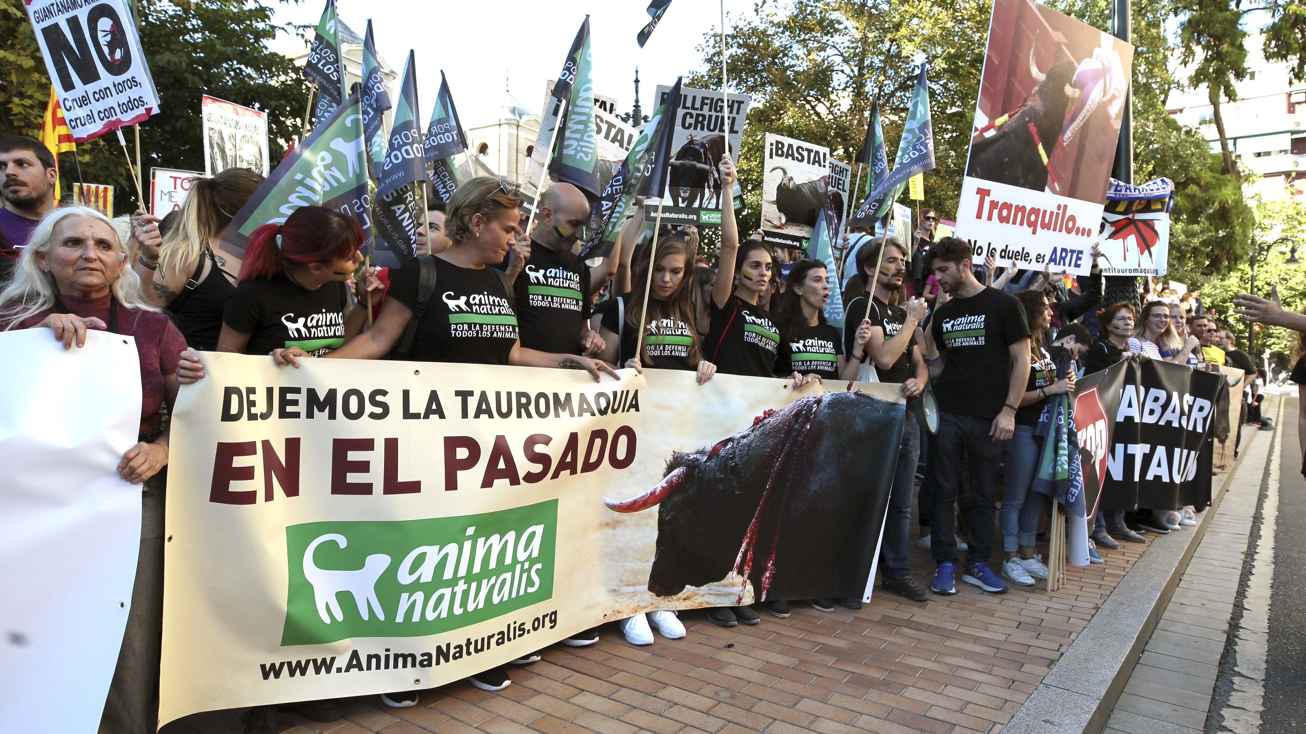 Cientos de personas se han concentrado a las puertas de la plaza de toros de Zaragoza