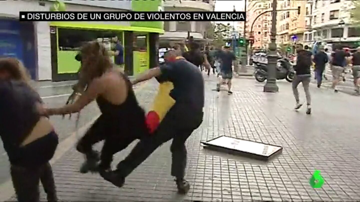 Un grupo de ultras agrede brutalmente a varias personas durante la manifestaci&oacute;n del 9 de octubre en Valencia
