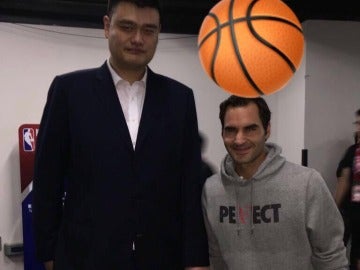 Federer posa junto a Yao Ming Federer posa junto a Yao Ming