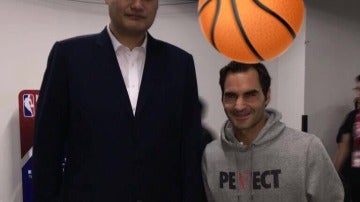 Federer posa junto a Yao Ming