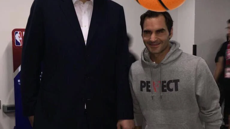 Federer posa junto a Yao Ming