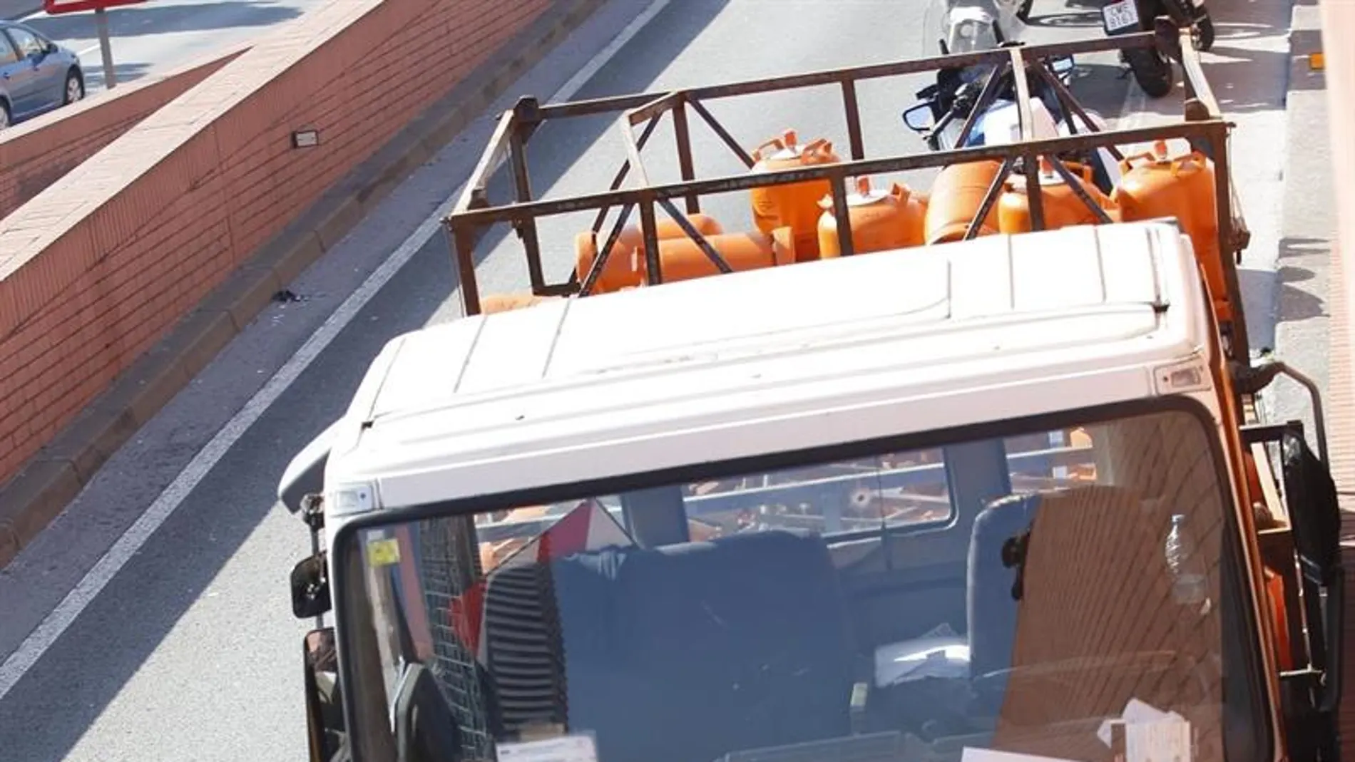 El camión cargado con bombonas de butano robado por un turista sueco en Barcelona