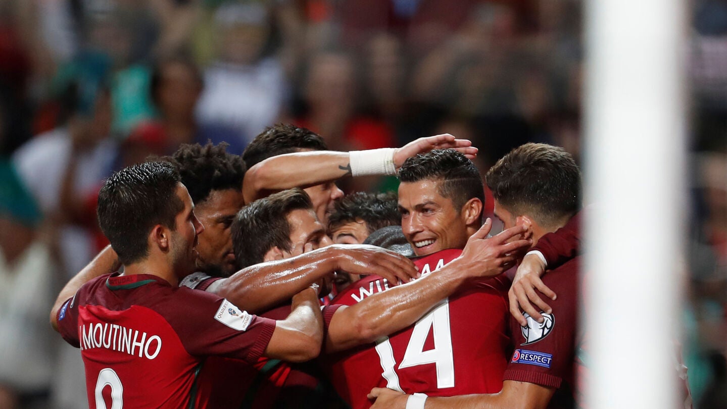 Los jugadores de la selecci&oacute;n portuguesa abrazan a Cristiano Ronaldo tras un gol