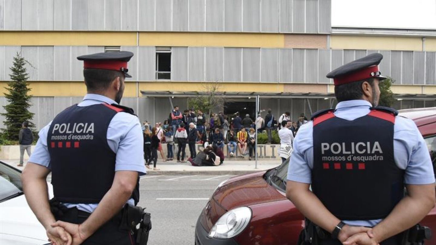 Dos agentes de los Mossos ante un punto de votaci&oacute;n el pasado domingo