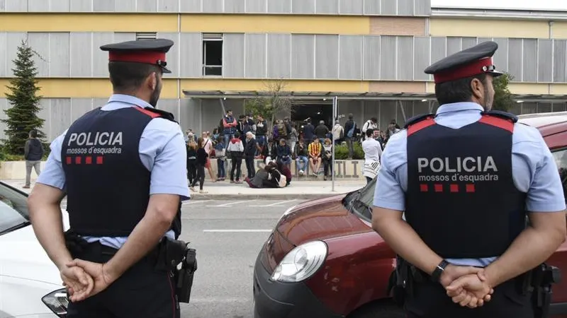 Dos agentes de los Mossos ante un punto de votación el pasado domingo