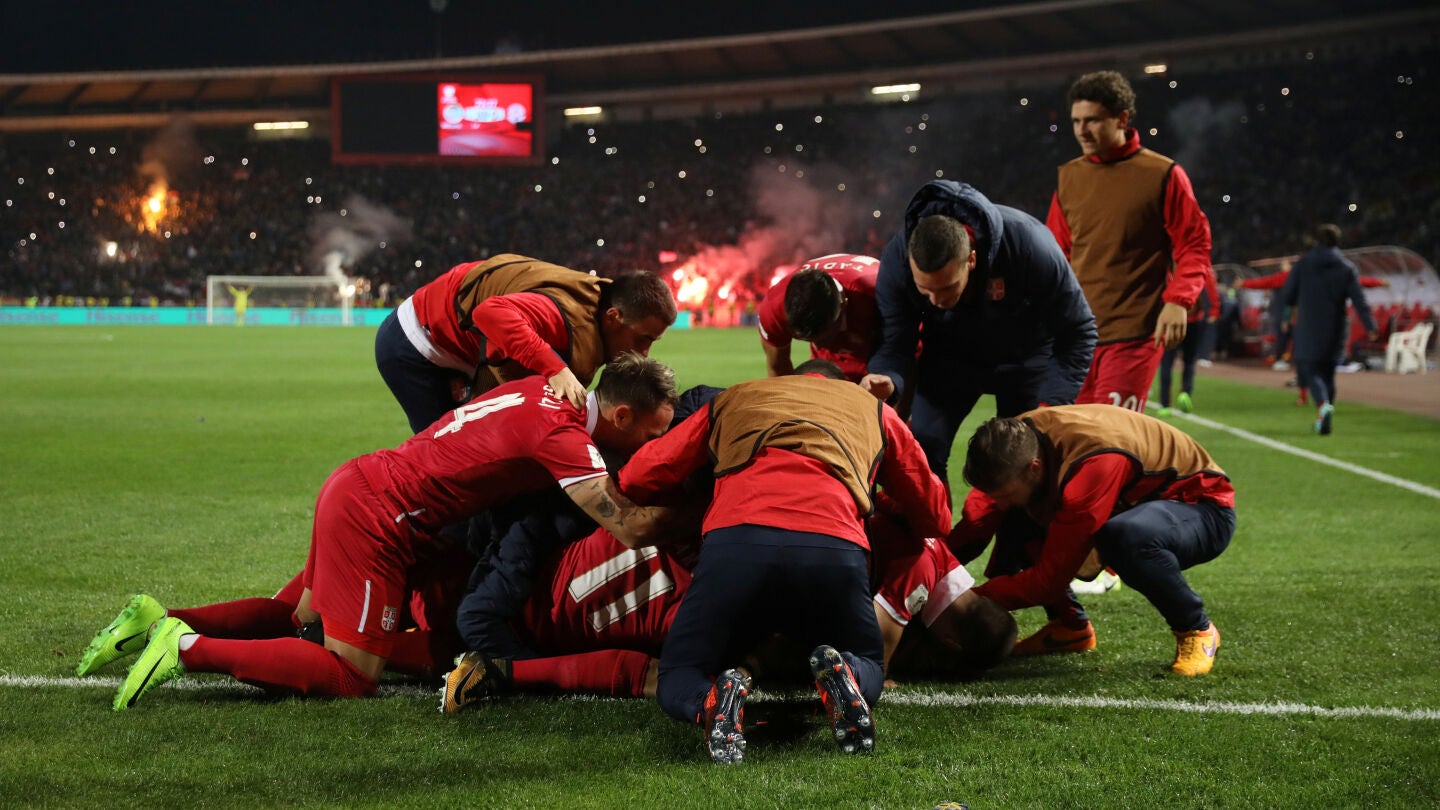 Prijovic celebra con sus compa&ntilde;eros de equipo el gol de la victoria