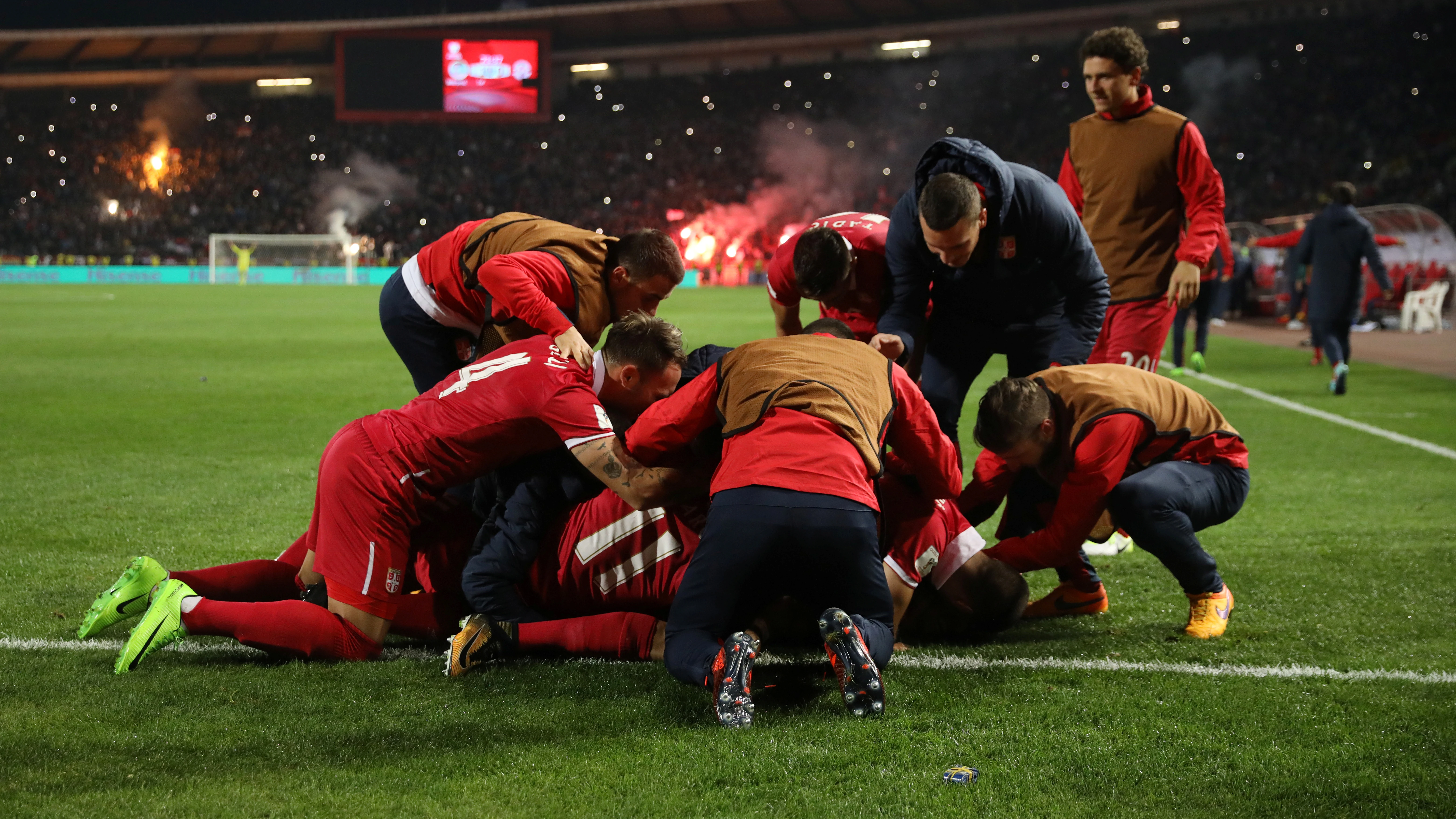 Prijovic celebra con sus compañeros de equipo el gol de la victoria