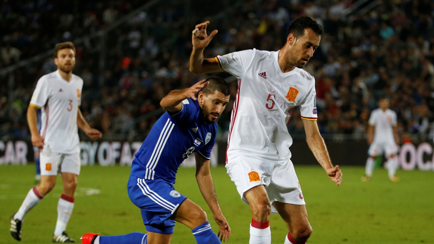 Busquets protege un bal&oacute;n ante la marca de un jugador de Israel