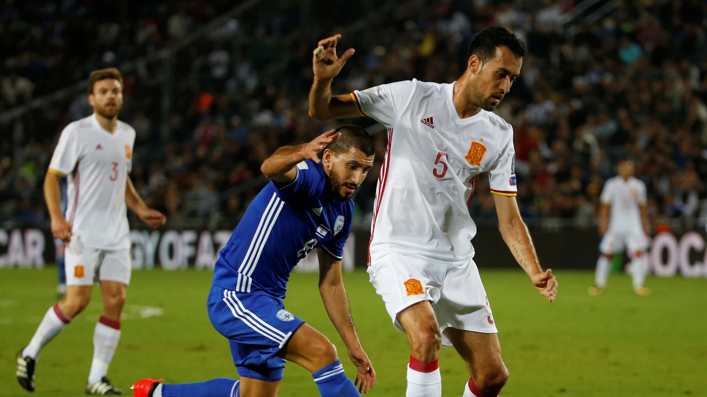 Busquets protege un balón ante la marca de un jugador de Israel Busquets protege un balón ante la marca de un jugador de Israel