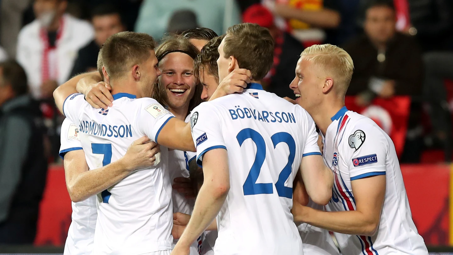 Islandia celebra en grupo un gol Islandia celebra en grupo un gol