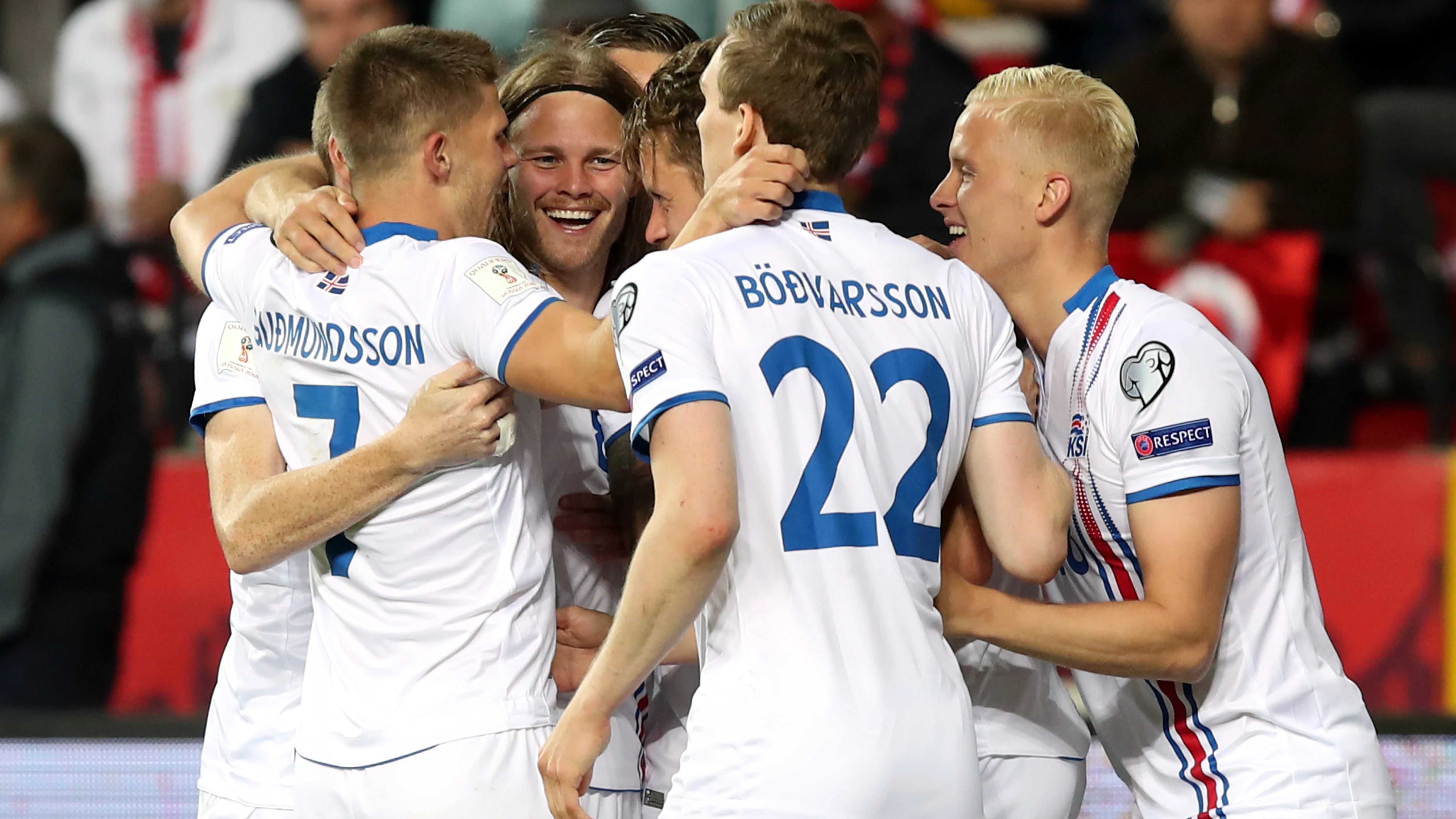 Islandia celebra en grupo un gol