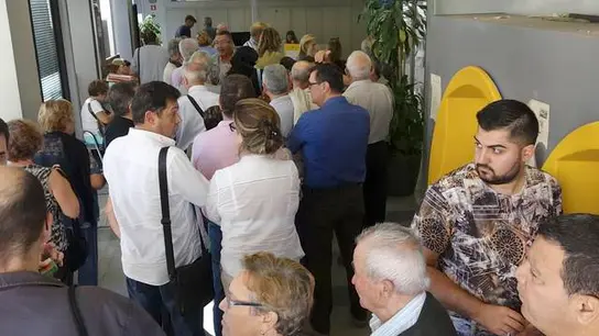 Personas haciendo cola en una sucursal bancaria de Fraga Personas haciendo cola en una sucursal bancaria de Fraga