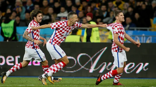 Kramaric celebra con Perisic y Vrsaljko el gol de la victoria Kramaric celebra con Perisic y Vrsaljko el gol de la victoria