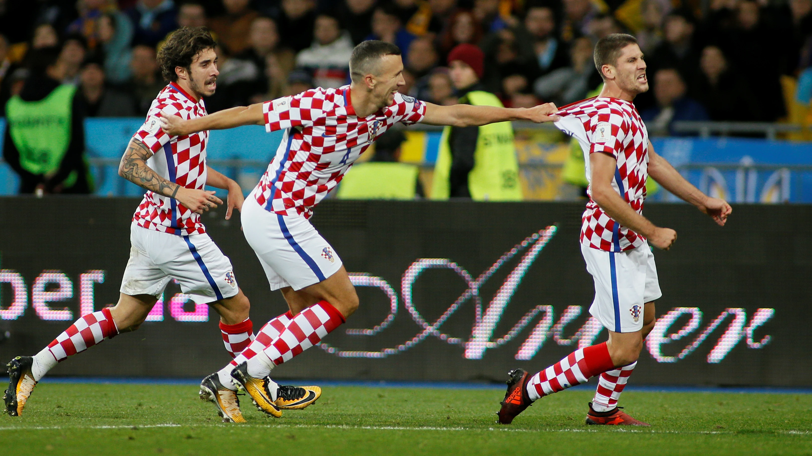 Kramaric celebra con Perisic y Vrsaljko el gol de la victoria