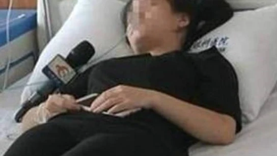 La joven china con el móvil en el hospital Joven china en el hospital