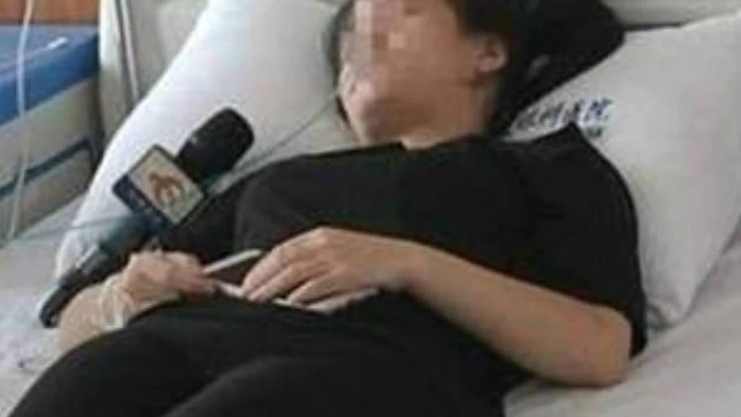La joven china con el móvil en el hospital Joven china en el hospital