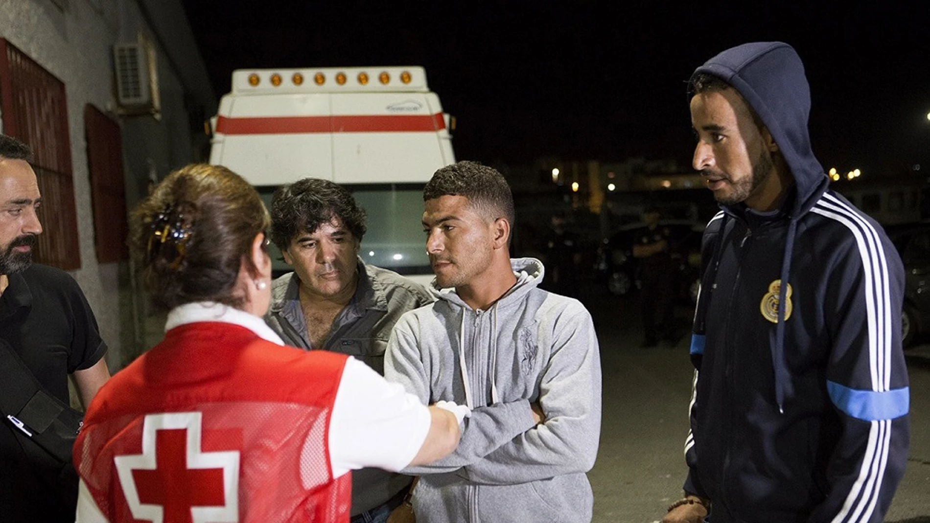 Miembros de la Cruz Roja atienden a un grupo de inmigrantes que viajaba a bordo de una de las pateras rescatadas