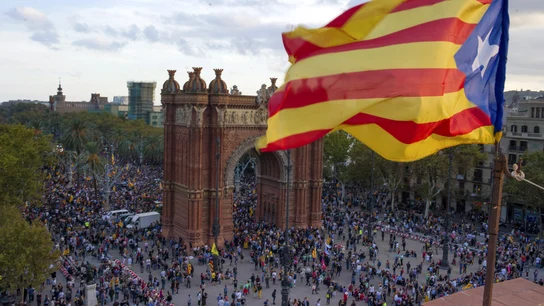 Concentración frente al Parlament para seguir el discurso de Puigdemont Concentración frente al Parlament para seguir el discurso de Puigdemont