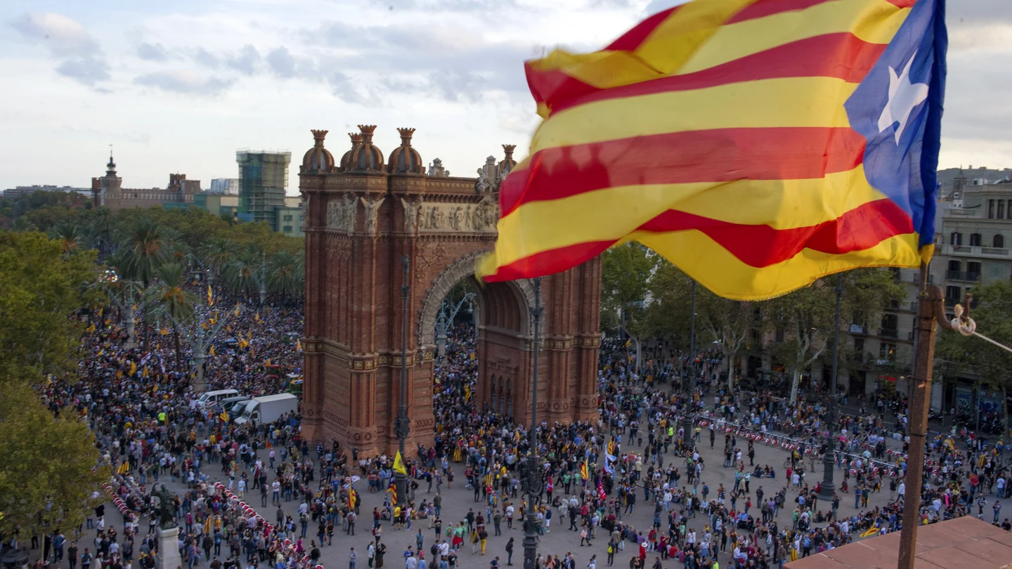 Concentración frente al Parlament para seguir el discurso de Puigdemont Concentración frente al Parlament para seguir el discurso de Puigdemont
